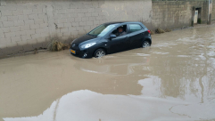 قرية دهمش تغرق في مياه الأمطار ولا حلول في الأفق